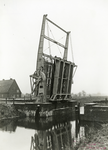 163323 Gezicht op de spoorbrug (klapbrug) over het Linthorst-Homankanaal te Beilen, met links op de achtergrond de ...